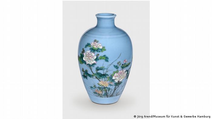 Синяя фарфоровая ваза с цветочными мотивами