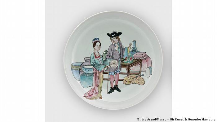Фарфоровая тарелка, на котором изображена молодая пара