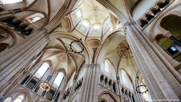 Готические своды внутри Лимбургского собора 