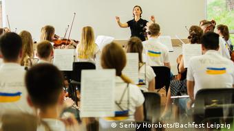 Оксана Лынив дирижирует Молодежным симфоническим оркестром Украины