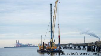 В порту Вильгельмсхафена идет строительство причала для плавучего СПГ-терминала