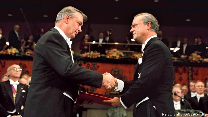Король Швеции Карл XVI Густав вручает Нобелевскую премию Фериду Мураду