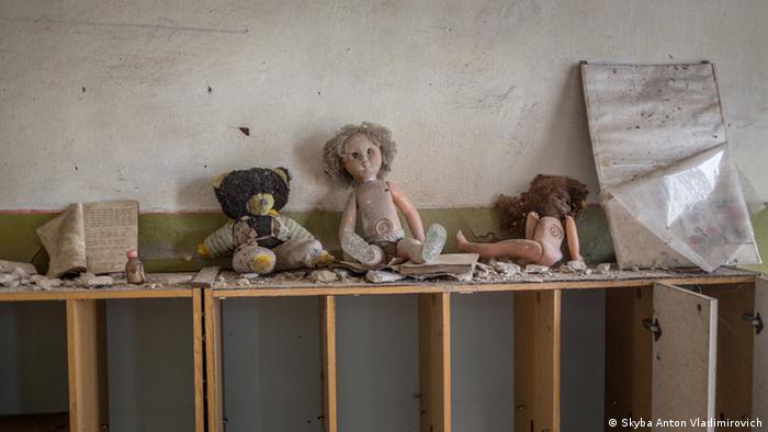 Детские игрушки в брошенном доме в городе Припять