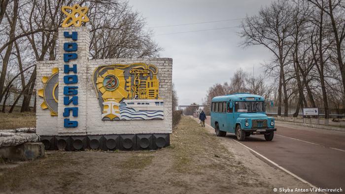 Автобус возле знака. указывающего въезд в город Чернобыль