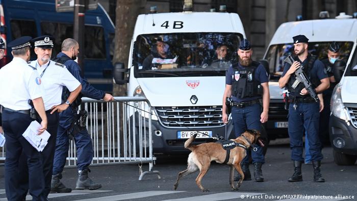 Французские полицейские в Париже