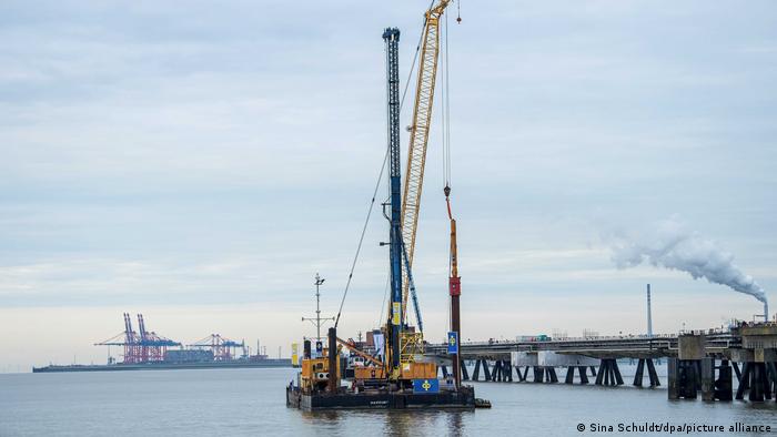 Немецкая компания Uniper строит в порту Вильгельмсхафена причал для плавучего СПГ-терминала