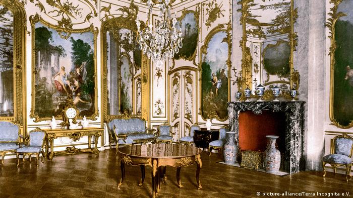 Концерт, изображенный Адольф фон Менцелем, проходил в музыкальном зале. Эта раскрашенная фотография была сделана в 1900 году