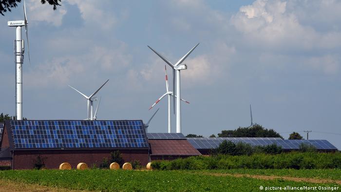Соллнечные батареи на крыше хлева в фермерском хозяйстве в Германии
