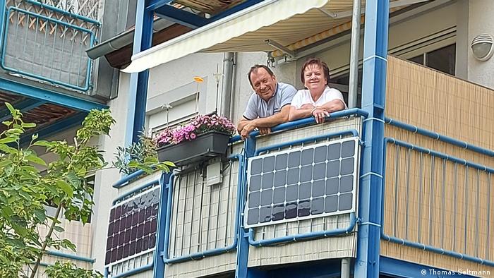 Пенсионеры в баварском Динкельсбюле производят на своем балконе солнечную энергию для собственных нужд