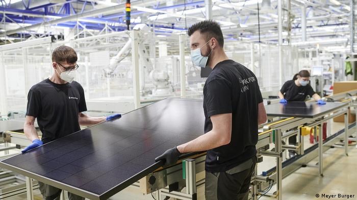 Производство солнечных панелей фирмой Meyer Burger в восточногерманском Фрайберге близ Дрездена