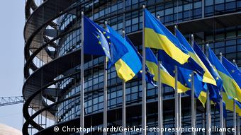 Флаги ЕС и Украины перед зданием Европарламента