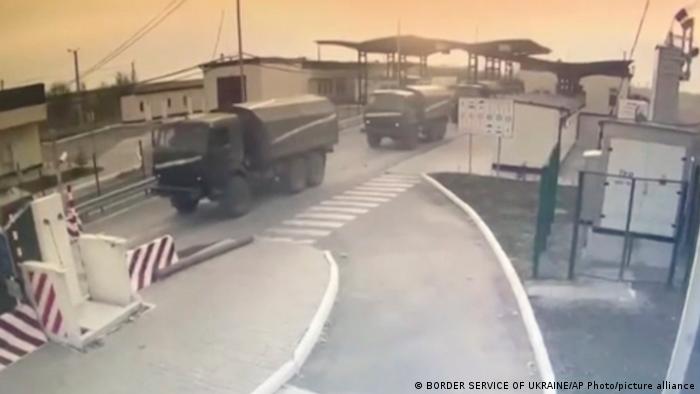 Военная техника армии РФ пересекает контрольно-пропускной пункт на границе с аннексированным Крымом 