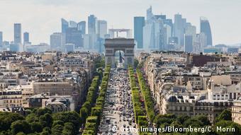  Вид Парижа с деловым кварталом Ла Дефанс 