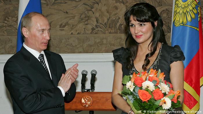 Анна Нетребко и Владимир Путин во время празднования 225-годовщины Мариинского театра в феврале 2008 года