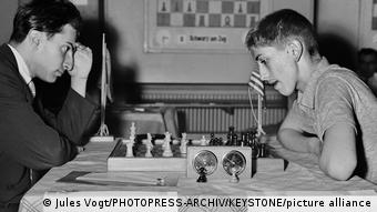 В 1959 году Бобби Фишер на шахматном турнире в Цюрихе проиграл советскому гроссмейстеру Михаилу Талю (слева)