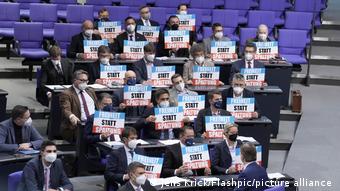 Депутаты АдГ держат плакаты Свобода вместо раскола