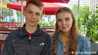Анастасия с 14-летним братом Артемом во время интервью DW