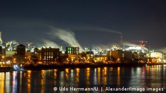 Головной завод концерна BASF в Людвигсхафене на Рейне ночью