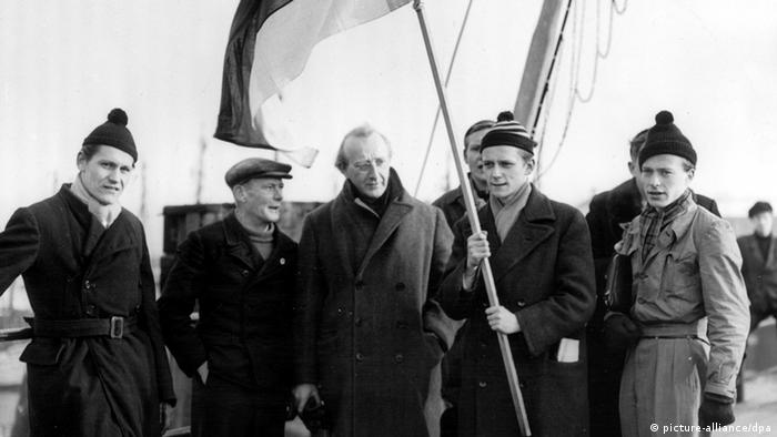 Мирные активисты, установившие флаги на острове в 1950 году