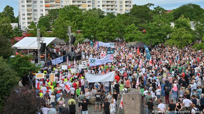 Шведт, 29 июня 2022 года. Митинг работников НПЗ и жителей города за сохранение рабочих мест на предприятии