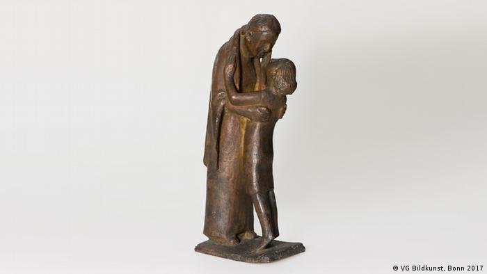 Немецкий скульптор Герхард Маркс (Gerhard Marcks) изобразил счастливую встречу бабушки и ее внука в бронзовой пластике 1944 года.