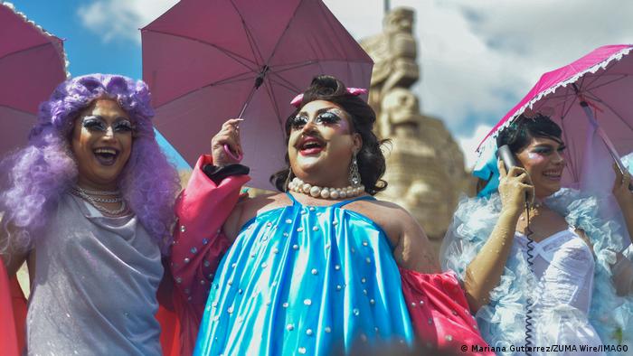 Яркие костюмы на параде в столица Мексики