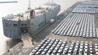 Автомобили концерна Volkswagen перед погрузкой на экспорт в порту Эмдена 