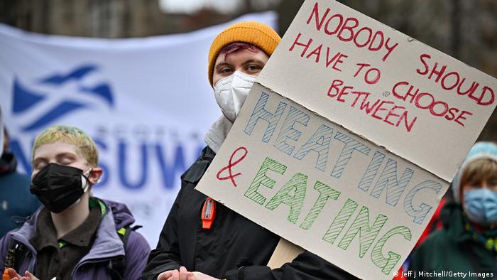 Участники протеста против роста цен на продукты питания и энергию, Глазго,12 февраля 2022 года