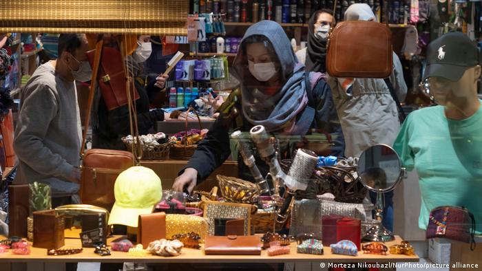 Покупатели в одном из торговых центров Тегерана, май 2022 года