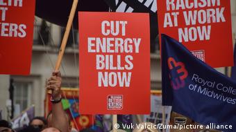 Акция протеста в Лондоне 18 июня 2022 года, плакат с лозунгом Снизьте счетa за электроэнергию прямо сейчас!