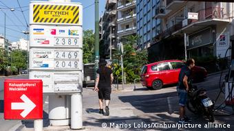 Стенд на одной из АЗС в Афинах с текущими ценами на топливо 