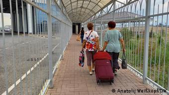 Люди с чемоданами на границе
