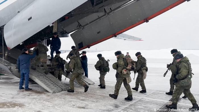 Российские десантники садятся в самолет перед отправкой в Казахстан