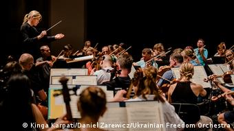 Репетиция Украинского оркестра свободы под управлением дирижера Кери-Линн Уилсон