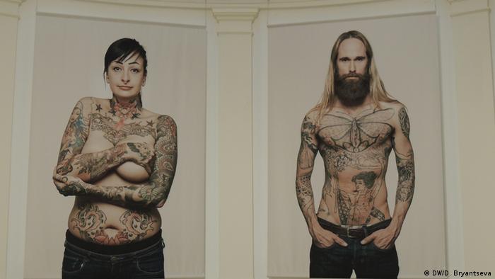 Женщина и мужчина с татуировками