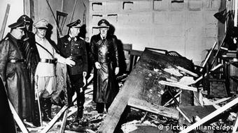 Геринг показывает, что осталось от стола, за которым сидел Гитлер