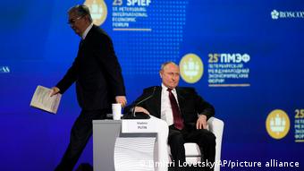 Касым-Жомарт Токаев и Владимир Путин на Петербургском экономическом форуме в июне 2022 года 