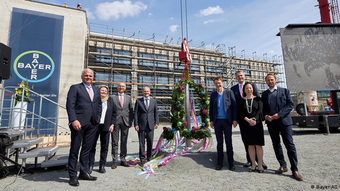 Канцлер ФРГ Олаф Шольц на празднике возведения под крышу новой фабрики лекарств компании Bayer в Леверкузене 