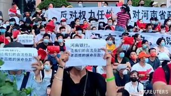 Чжэнчжоу, 10 июля 2022 года. Демонстрация против замораживания вкладов в местных банках