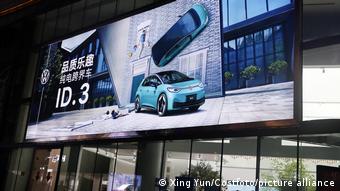 Volkswagen рекламирует в Китае свой народный электромобиль ID.3